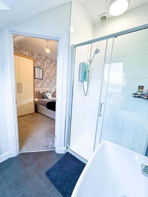 Contractors, Families, Tourists & Groups Welcome Sleeps Upto 9, Garden, Pet Allowed, Parking Included! Μπέρμιγχαμ Εξωτερικό φωτογραφία